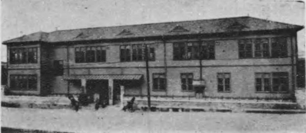 大正時代の久松小学校校舎の画像。